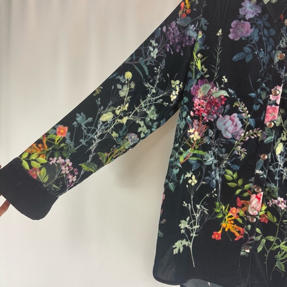 Soft Surroundings Velvet Floral Blouse
Top Womens Medium Blue Button
Down Shirt - Picture 7 of 15